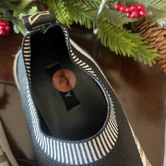 👟 DKNY black slip on sneaker - Picture 4 of 4